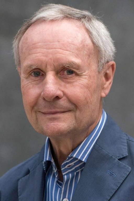 Hansjürgen Rosenbauer as Host in Je später der Abend