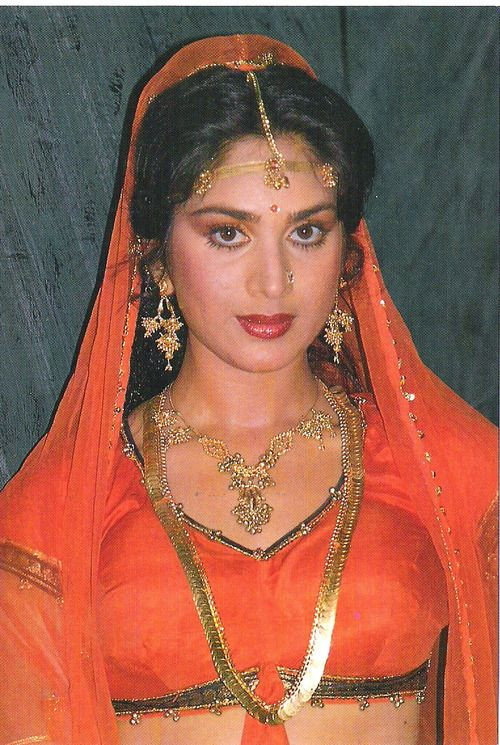 Meenakshi Sheshadri as Sarah ( Vinod's wife) in Humshakal