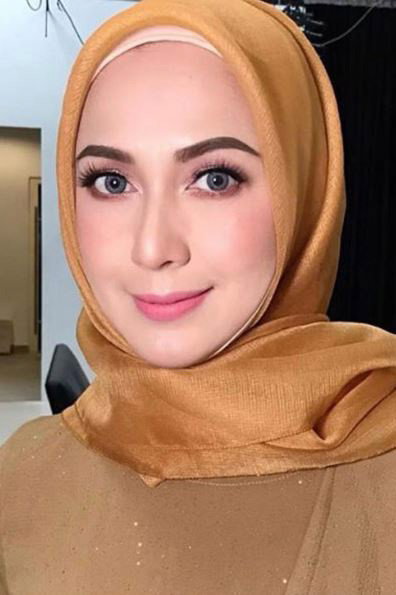 Mas Anizan as Pn Seri Norizan in Sara Sajeeda