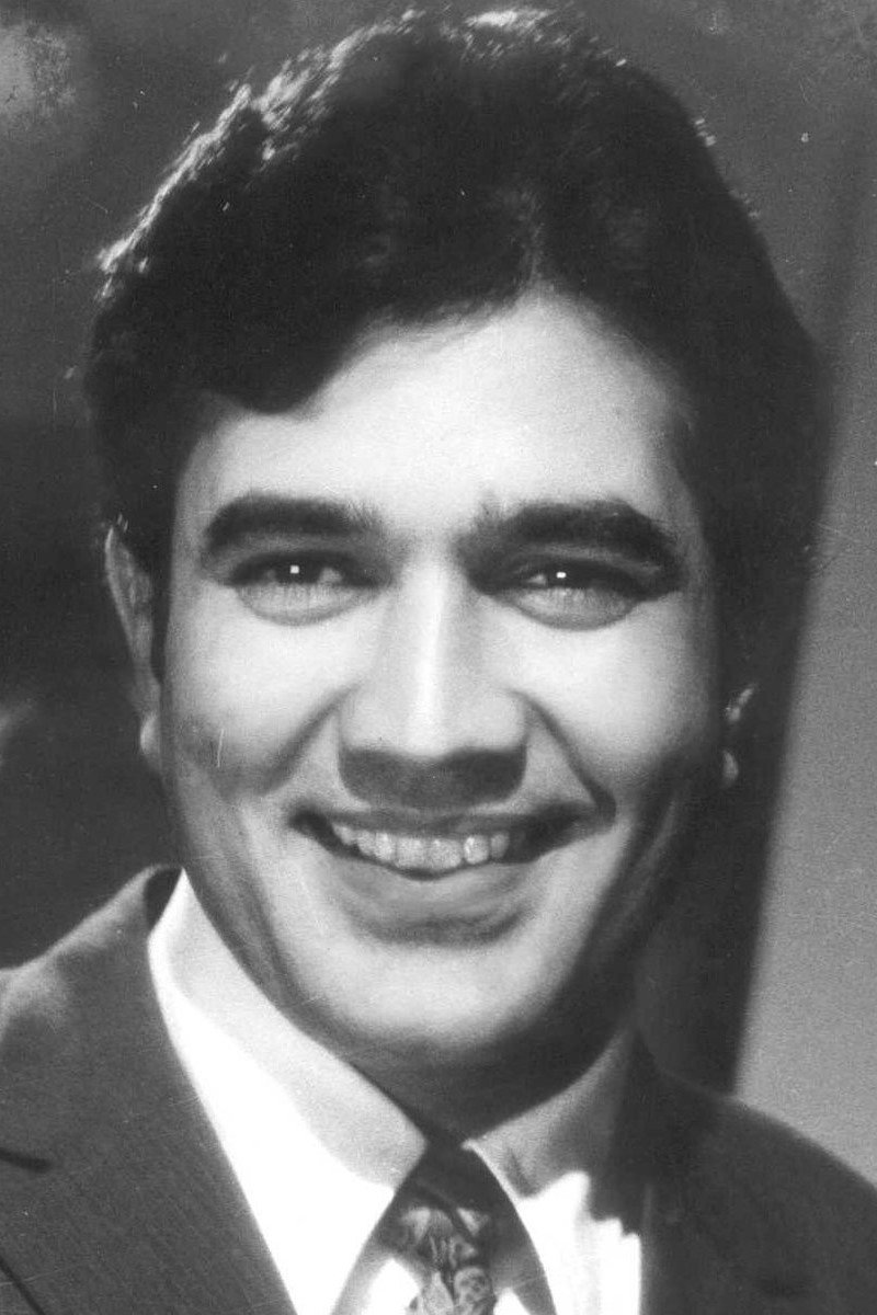 Rajesh Khanna as Special Appearance in 5 Rifles