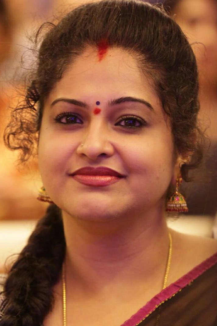 Raasi as Lawyer Divya in Sandade Sandadi