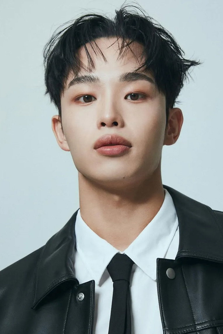 정호균 as Shin Ye-beom in A Shoulder to Cry On