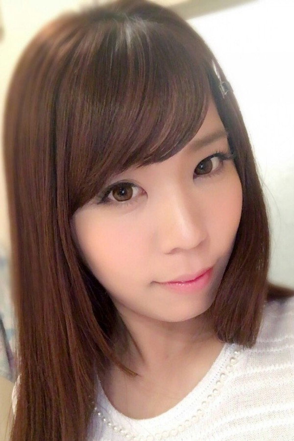 松下美織 as Ayumi Ogasawara in Hakui no imôto: Mubôbi na o-shiri