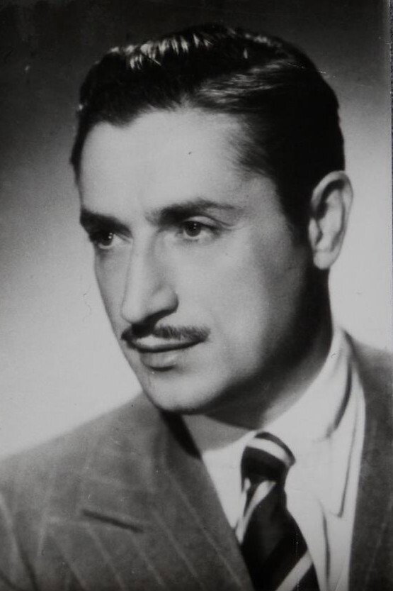 Enrique Diosdado as Diógenes in El sol sale todos los días
