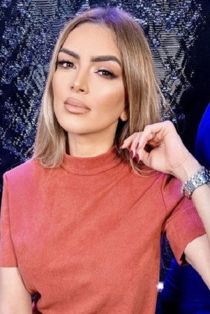 Samira Maqroun as Amna / Emna in Warda