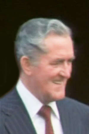 Pat Ryan as Roberts, Plainclothesman in Escape from Broadmoor