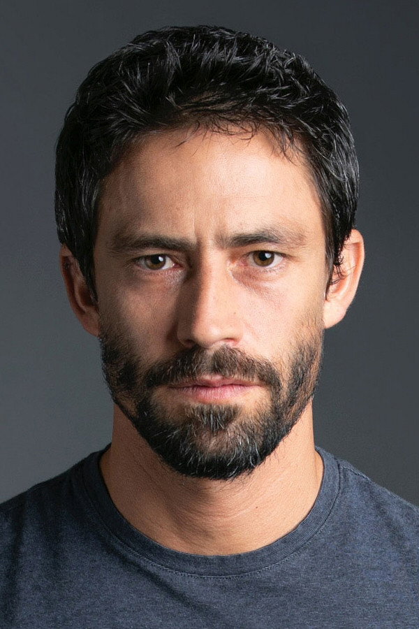 Tiago Correa as Vicente Smith in La Poseída