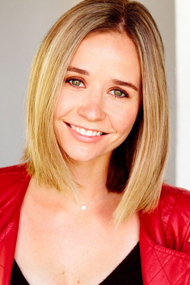 Sophie Luck as Fiona "Fly" Watson in Galera do Surf