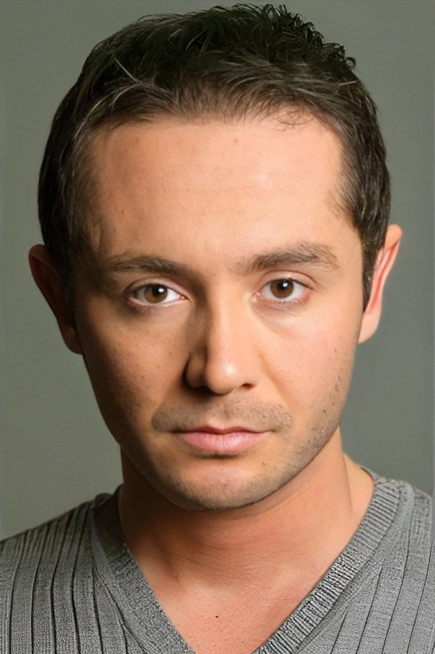 Taner Ergör as Maksut in Büyümüş de Küçülmüş
