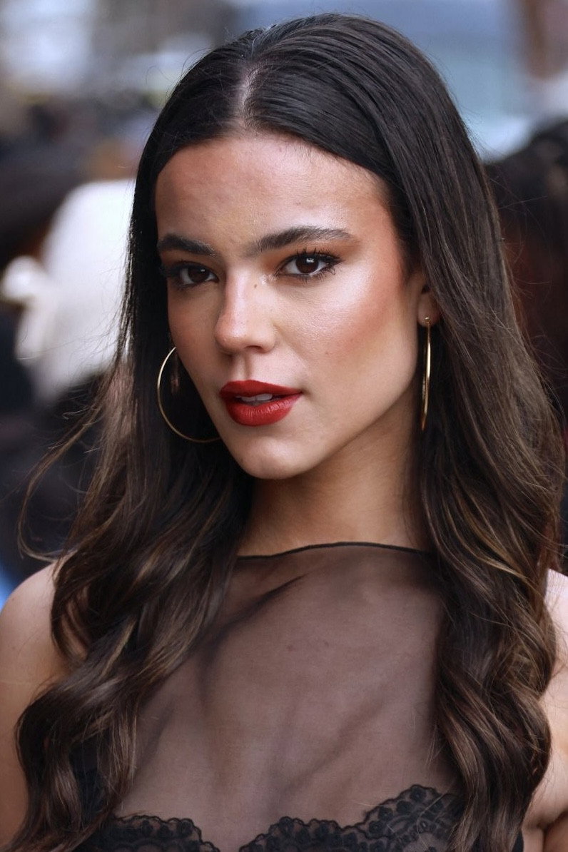 Ella Mendelsohn as Vanessa in you are seen.