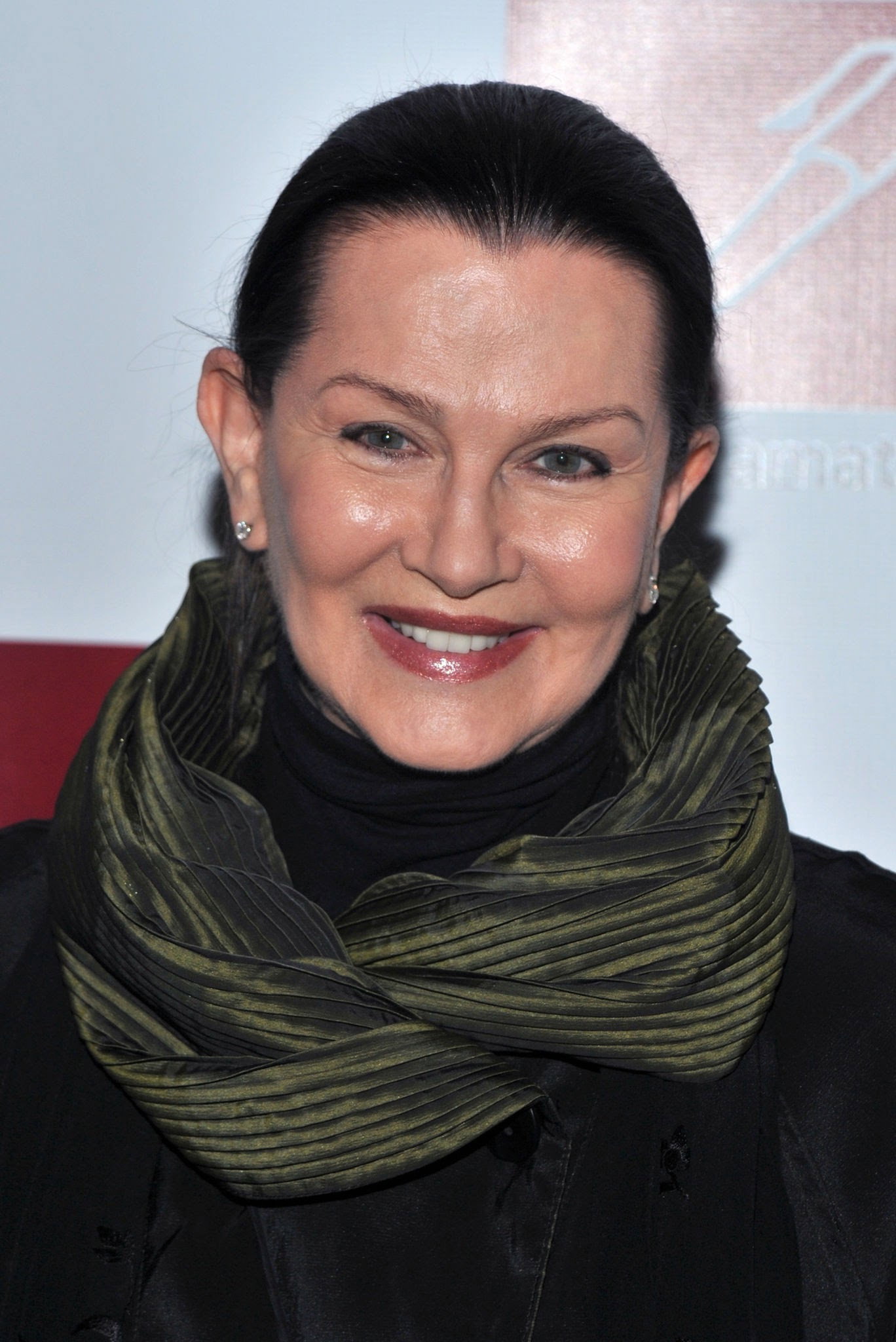 Veronica Hamel as Linda Maxwell in Cannonball