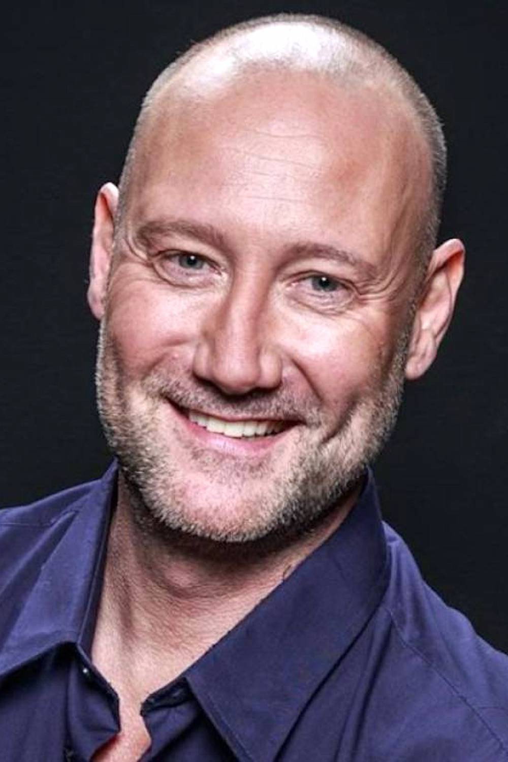 Pedro García Aguado as Self - Host in Cazadores de trolls