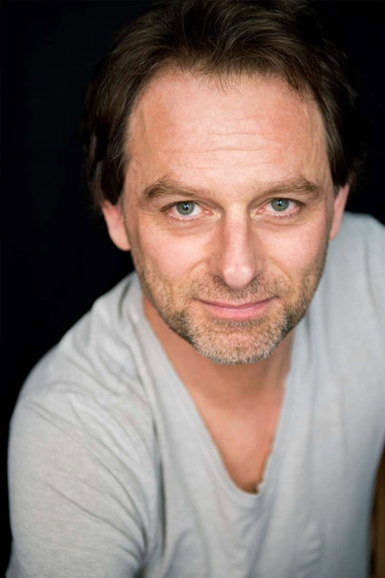 Julien Croiset as Jules in Suni