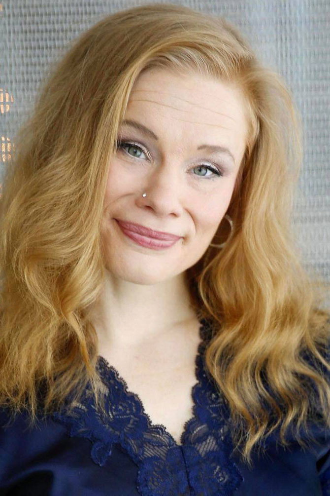 Maria Järvenhelmi as Mirja in Laitakaupungin valot