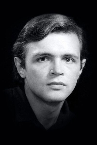 Владимир Осипчук as Maksim, korrespondent radio in Serafima Glyukina's Weekdays and Weekends