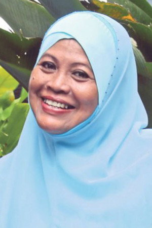 Khatijah Tan as Midah in Three Widows Against The World