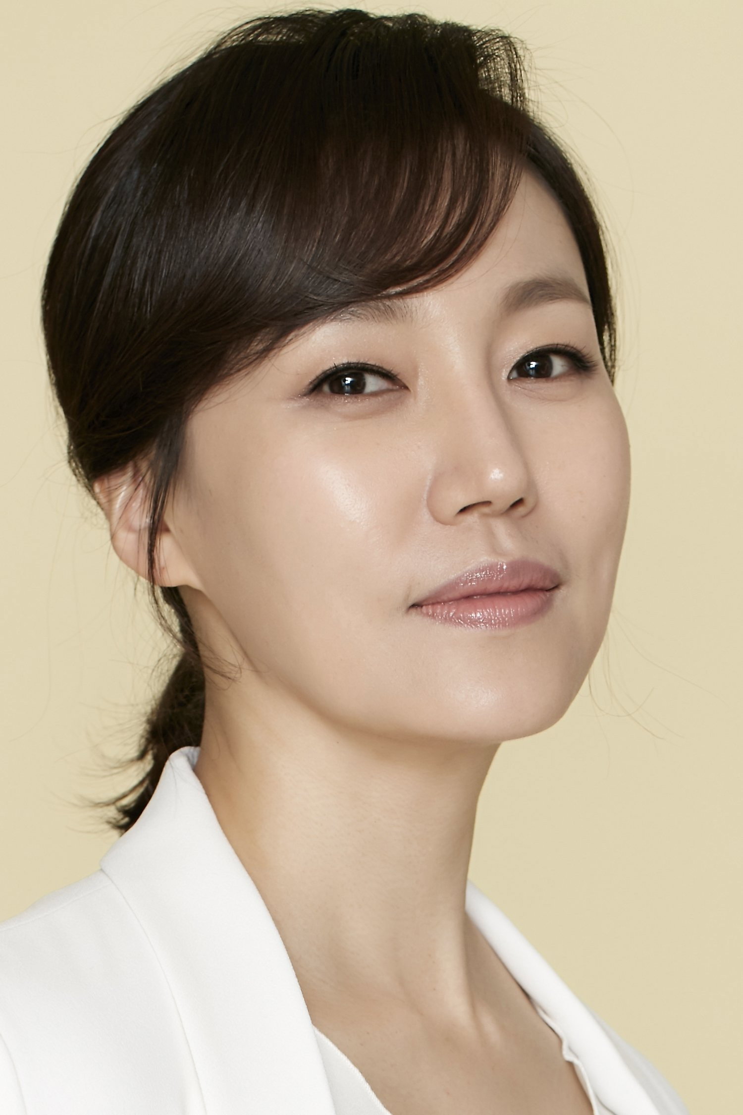 진경 as Goo Ji-Hyun in Woman with a Suitcase