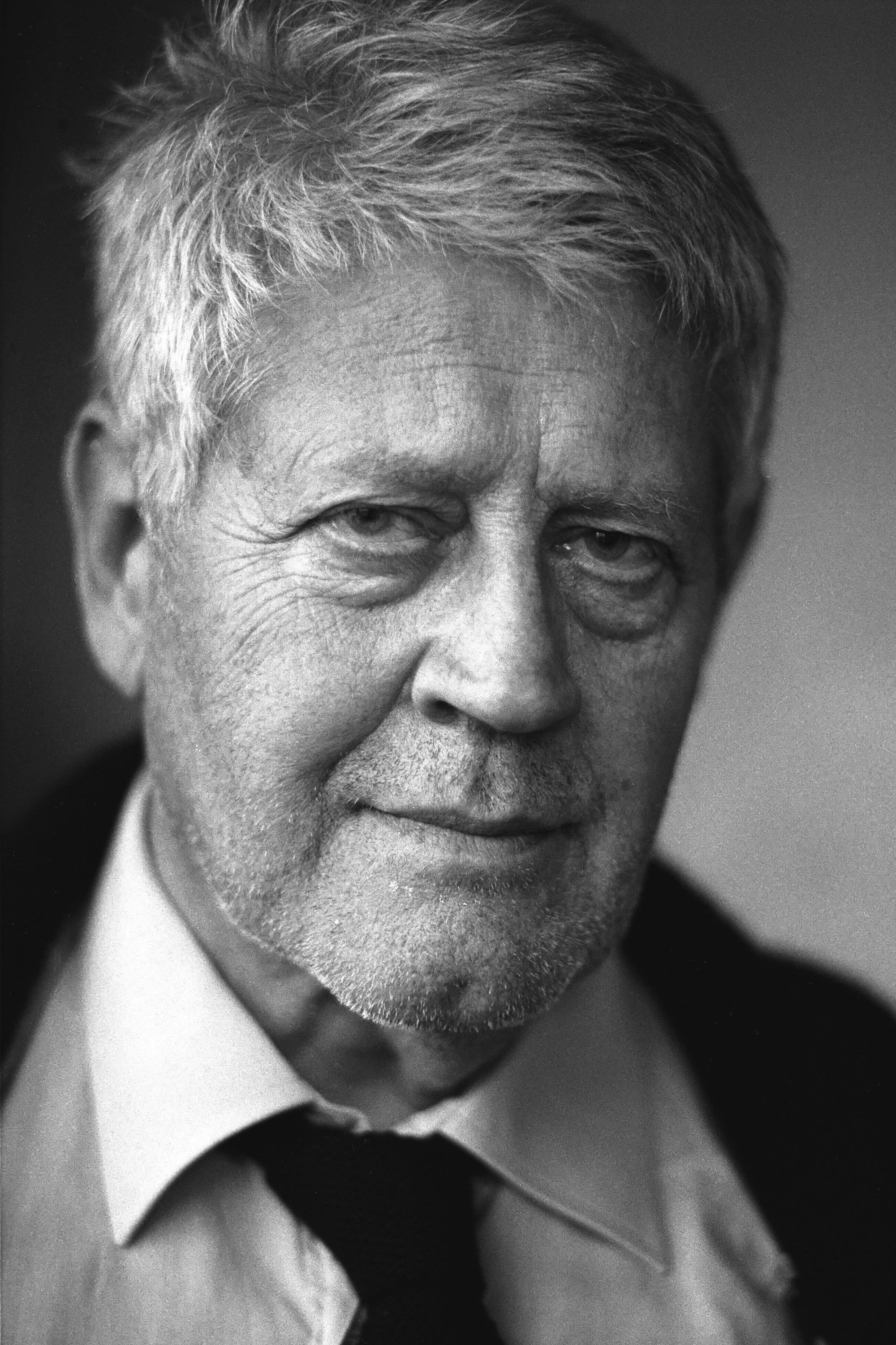 Hugo Pratt as Commissario Straniero in Nero