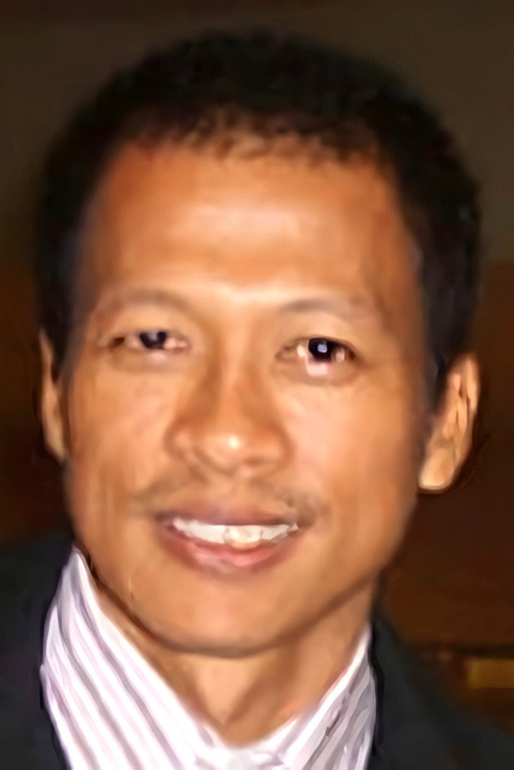 Banlop Lomnoi as Lee in in T