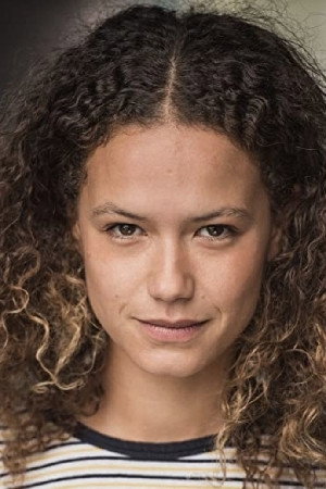 Lou Stassen as Hexe in WarHunt