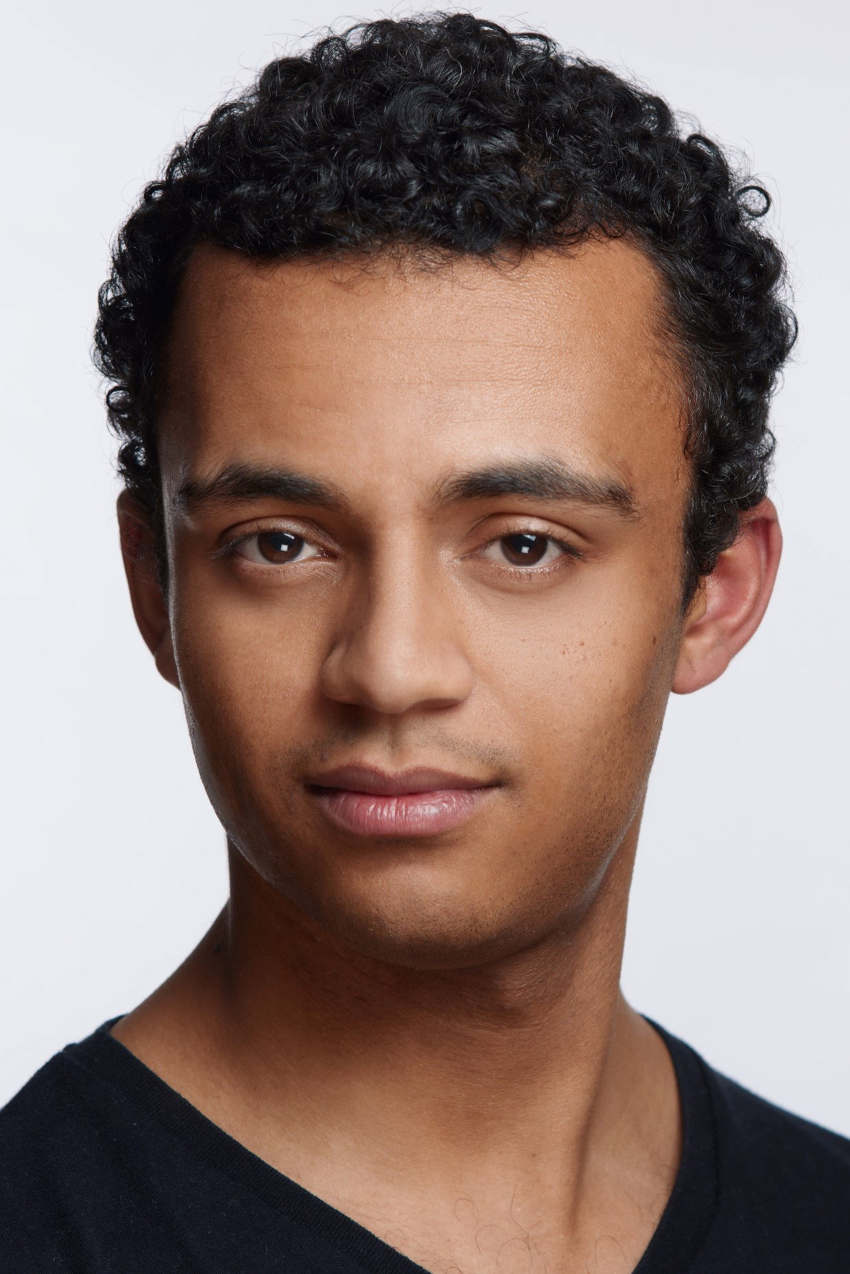 Tyrell Otoo as Simon in Für immer Freibad
