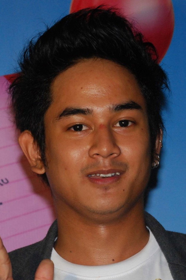 Dwi Andhika as Ray in Hantu