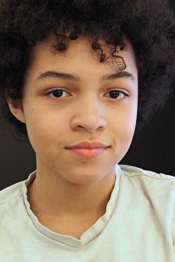 Aline Helan-Boudon as La petite fille in Léo balnéaire
