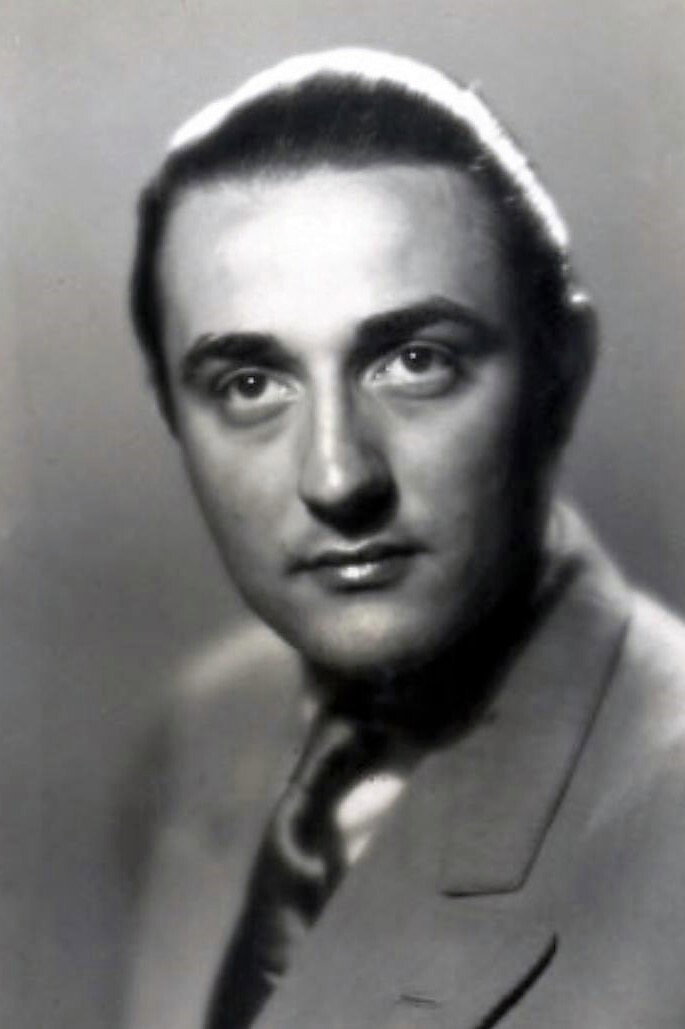 Enrique Rambal as Gaspar in Para servir a usted
