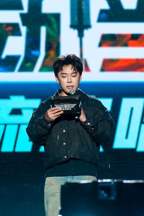 Luffy as Host in Street Dance of China