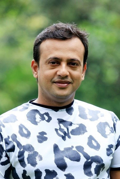 Riaz as Stage Performer in Dui Noyoner Alo