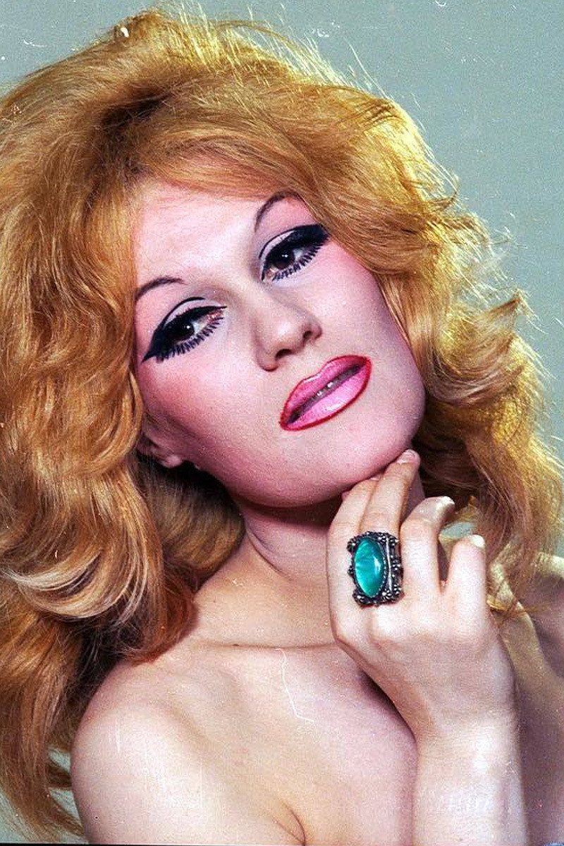Norma Pons as Malva Dalton in Hermanitos del fin del mundo