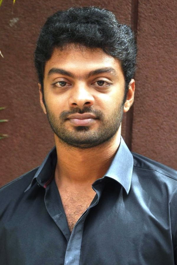 Vinoth Kishan as Selvam in Andhaghaaram