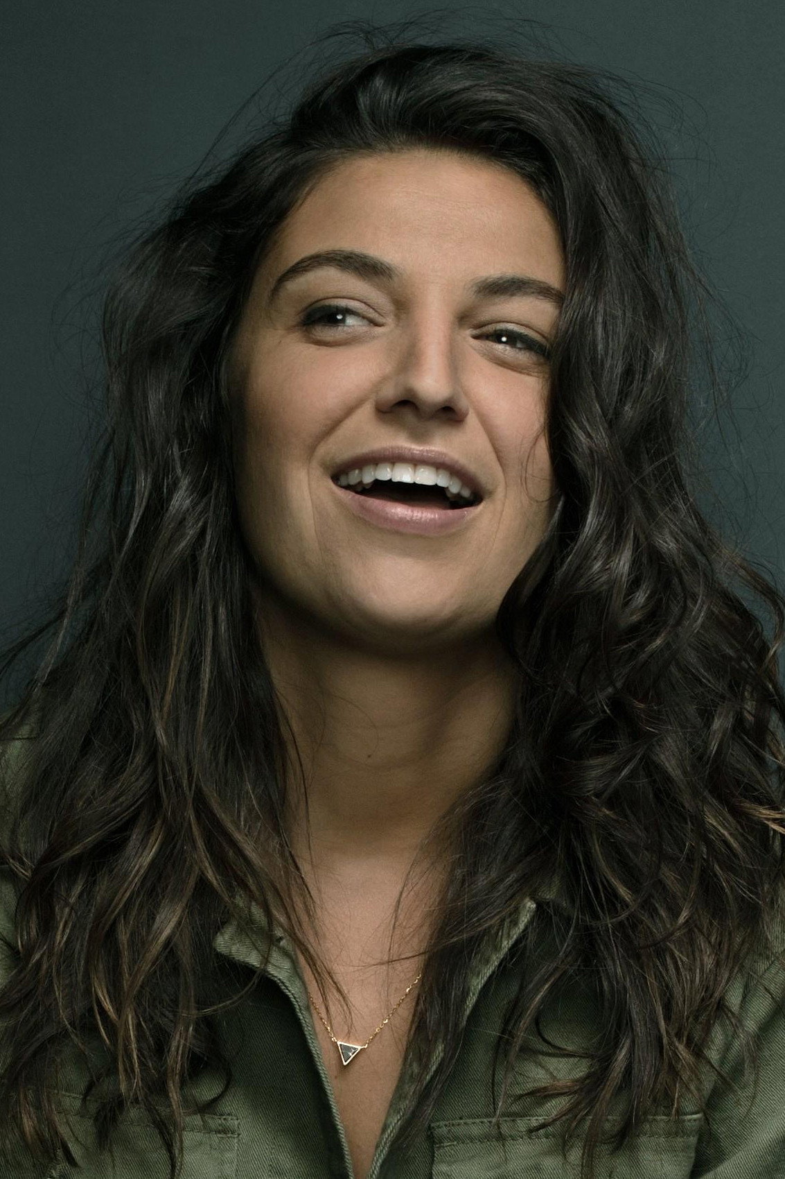 Sara Dufour as Self - Host in Les flâneurs