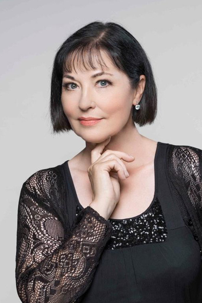 Isa Jank as Dolly in Real Men