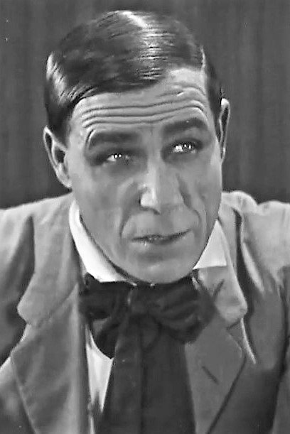 Frank Hagney as Henry Hess - an FBI Chief in Gun Grit