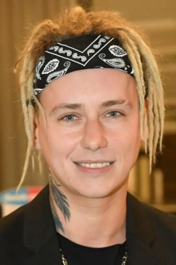 Vojtěch Drahokoupil as Simon in Andílci za školou
