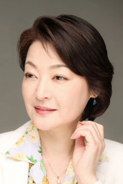 黒田福美 as Mariko domoto in Banana, Gloves and Whale Shark