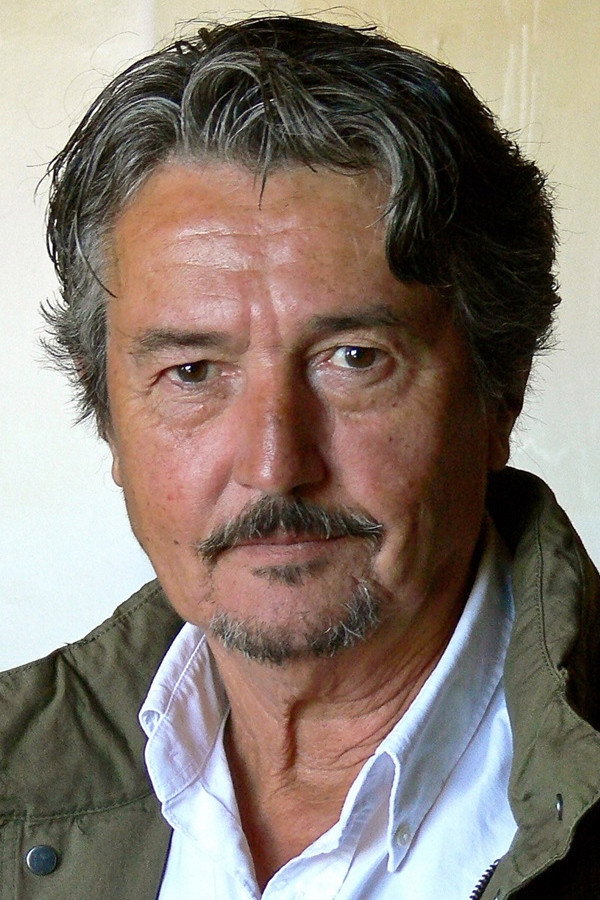 Gilles Janeyrand as le grand oiseau in Emilie Jolie