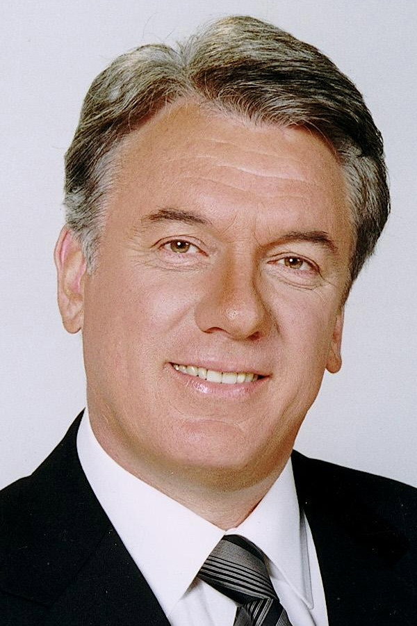 Antonio Vodanovic as Self - Presenter in Amigos siempre amigos