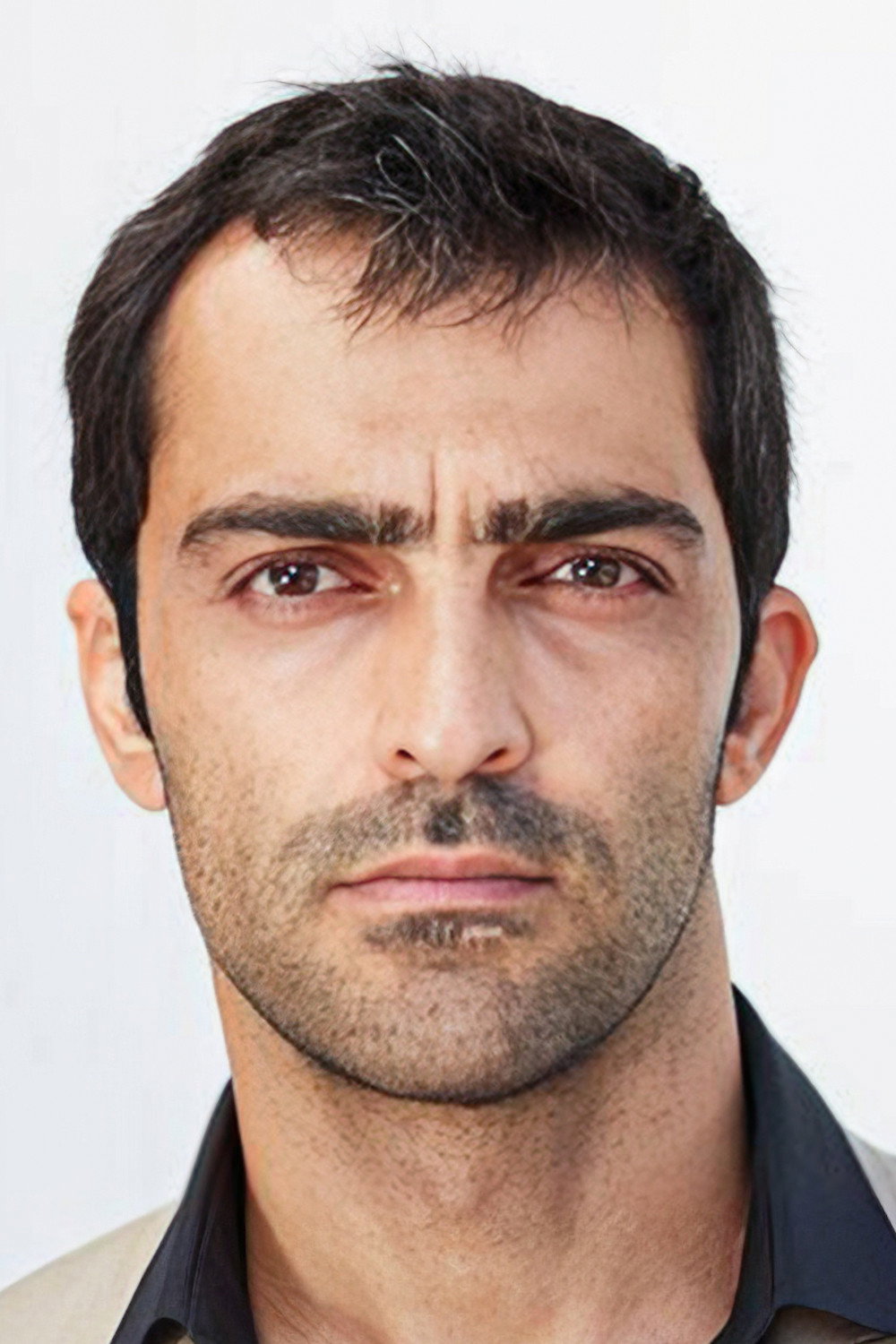 رضا اخلاقی راد as Reza in A Man of Integrity
