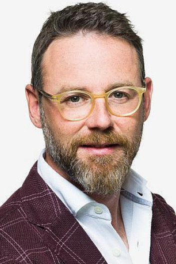 Nik Hartmann as Self in Abenteuerlustig