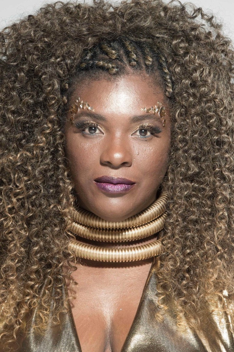 Céllia Nascimento as Dora, a lavadeira in The Serpent
