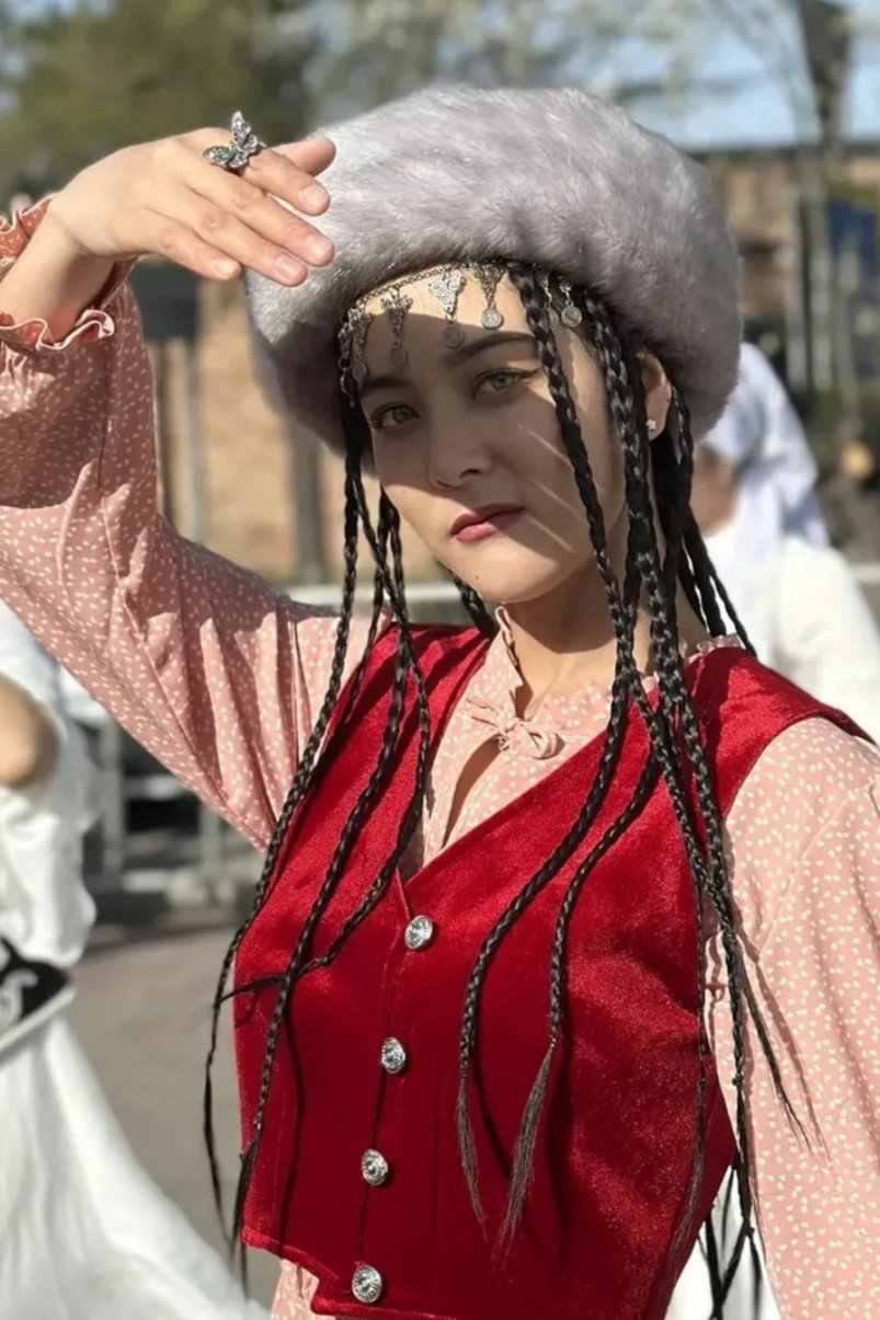 Aicholpon Kurmanbekova as Rich woman in The devil's love