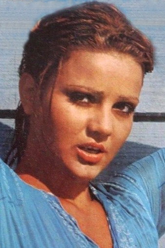 Elena Veronese as Queen's Aid in Two Sane Nuts
