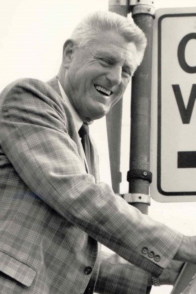 Elroy 'Crazylegs' Hirsch as Capt. Bill Wilson in Zero Hour!