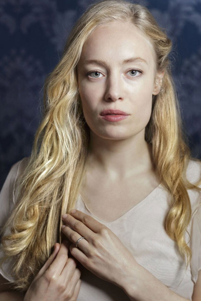 Katharina Heyer as Christine Falter in Das Licht in einem dunklen Haus
