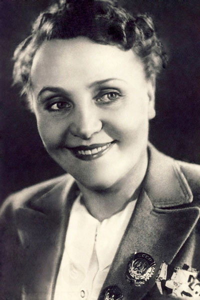 Наталья Ужвий as Nadiia Petrivna in Ukrainian Rhapsody