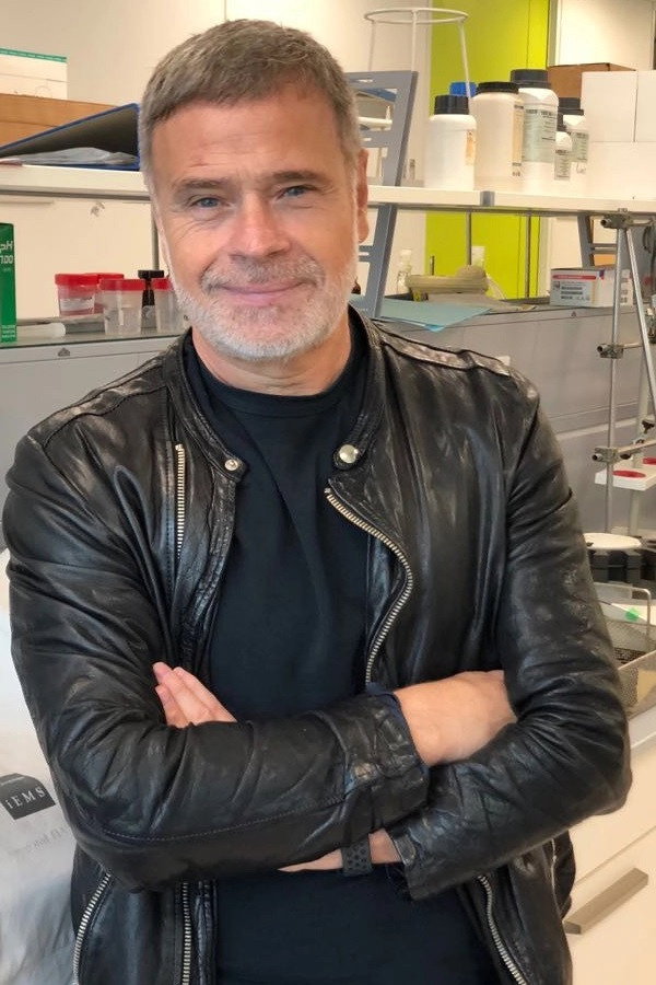 Javi Alaiza as Mendigo (Don) Simón in The Night of the Virgin
