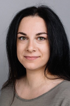 Вера Плешанова as cafe visitor in Inadequate People 2