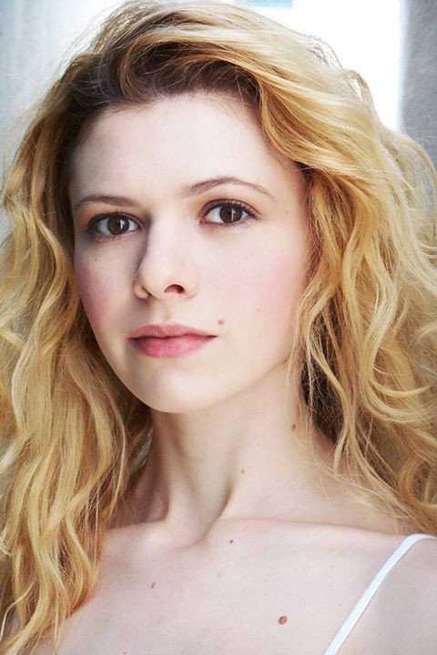 Kasha Kropinski as Carrie in Almost Kings